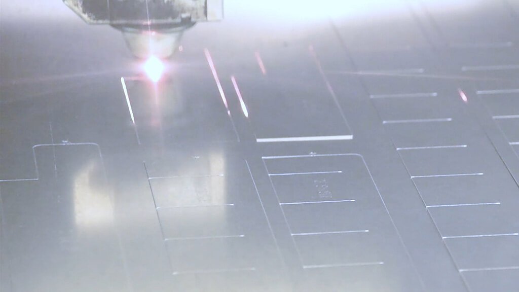 Standbild Film Laserschneiden - alpin production GmbH & Co Vertriebs KG - Untergriesbach